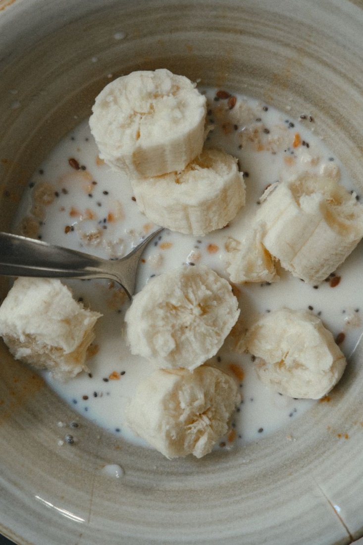 Creamy banana porridge serving suggestion